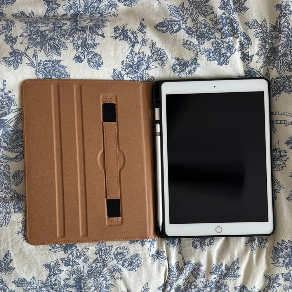 Apple iPad, Pencil, & Fleather Case